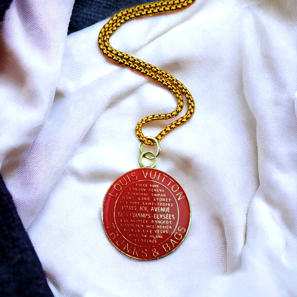 Round charm on a gold plated stainless steel chain